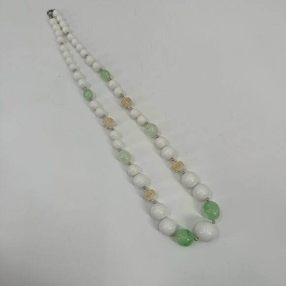 Vintage 1970s White and green chunky Beaded Necklace - Picture 4 of 5